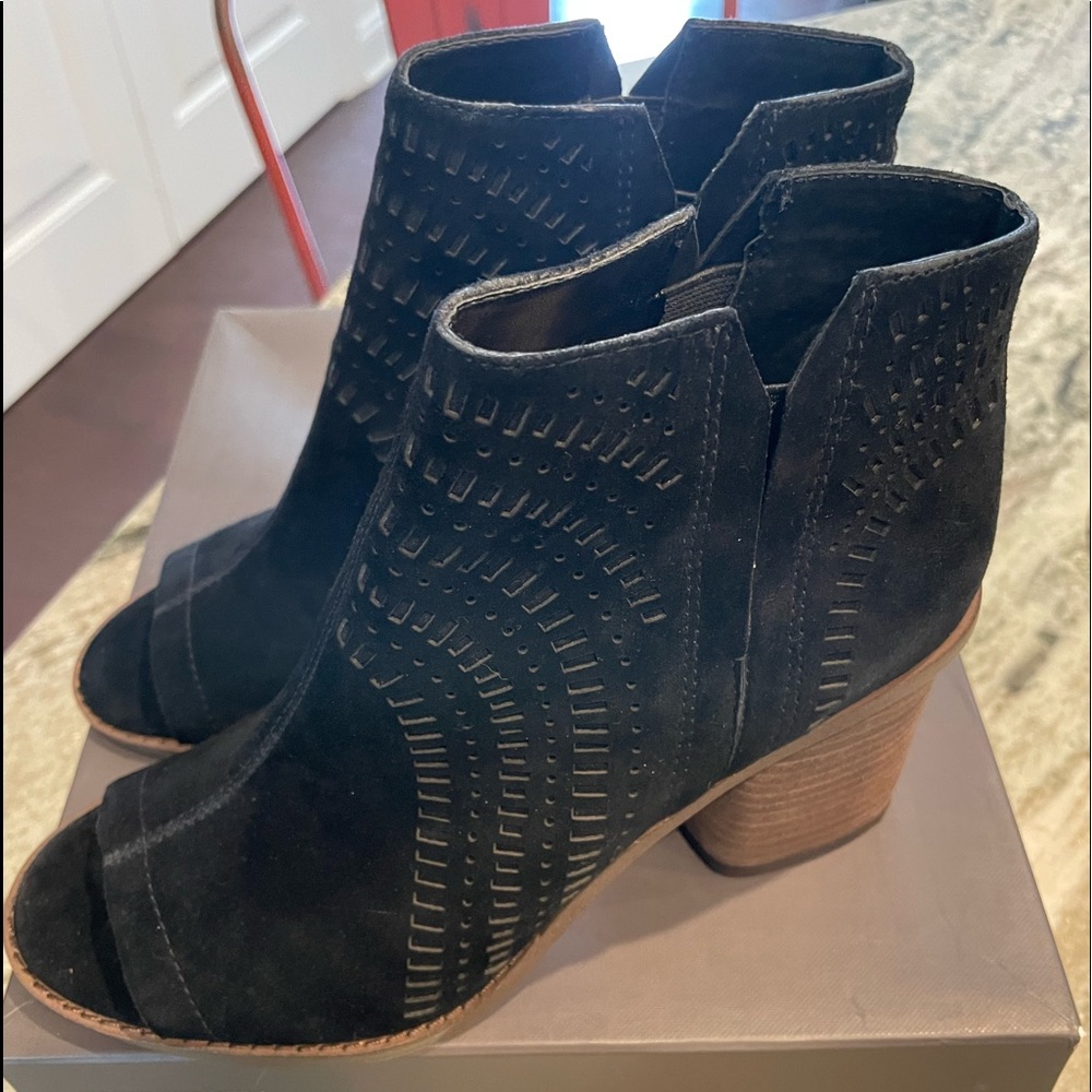 Vince Camuto peep toe shoes